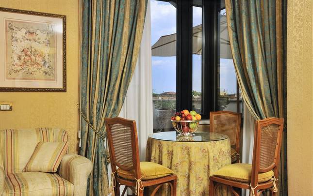 SUITE PRESIDENZIALE Mecenate Palace Hotel Roma SUITE PRESIDENZIALE Mecenate Palace Hotel Roma