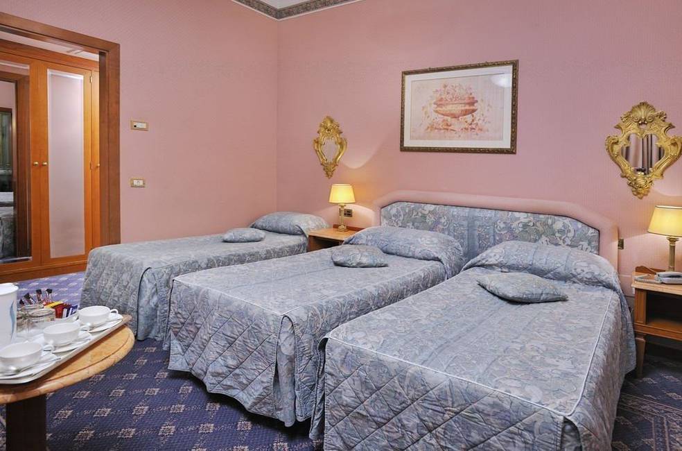 Camera tripla Hotel Mecenate Palace Roma Camera tripla Hotel Mecenate Palace Roma